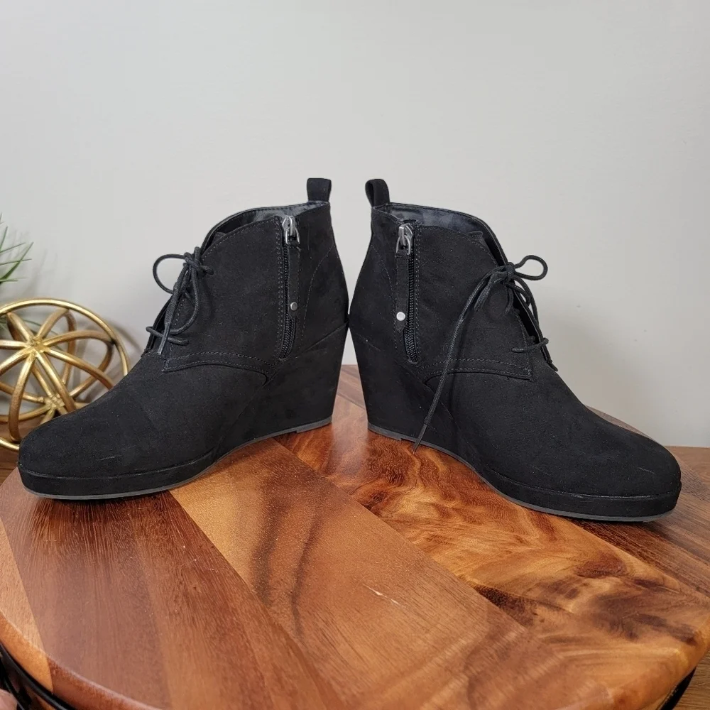 DV Dolce Vita Black Wedge Ankle Boots Women's Size 8 Faux Suede Lace Up Comfy